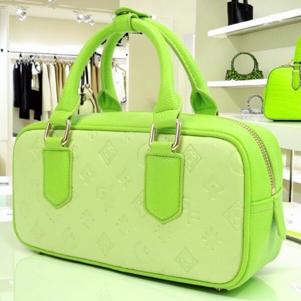 Stylish Green Handbag: A Blend of Fashion, Functionality, and Elegance