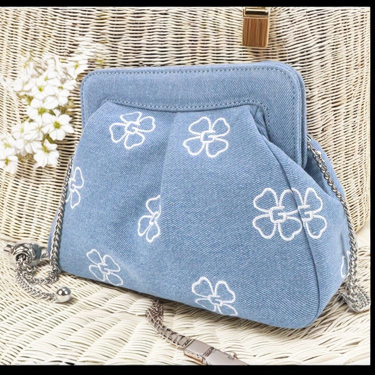 Stylish Clutch Crossbody Bag: Elegant & Versatile